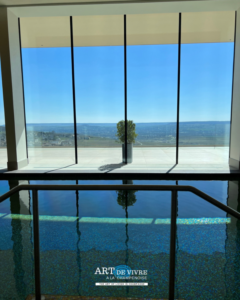Piscine intérieure avec vue sur Epernay et la vallée de la MArne depuis le Royal Champagne Hotel & Spa