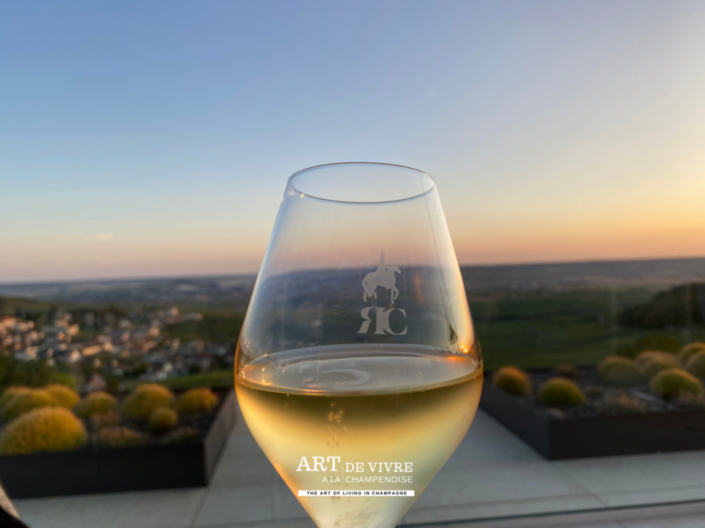 Coupe de Champagne depuis la terrasse en automne du Royal Champagne hotel & Spa