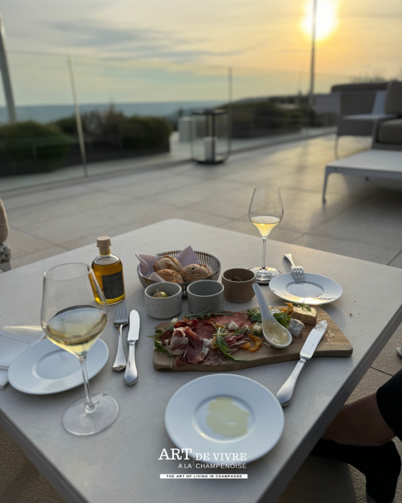 Un Apéritif de fin de journée sur la terrasse d'été du Royal Champagne Hotel & Spa