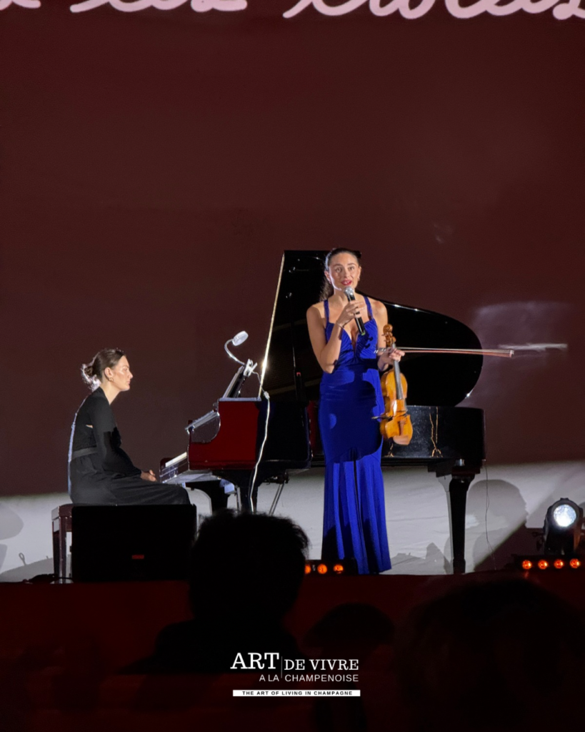 Esther Abrami face au public lors de Tsarine sous les étoiles