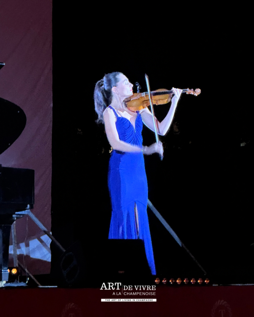 Esther Abrami au violon lors du concert Tsarine sous les étoiles