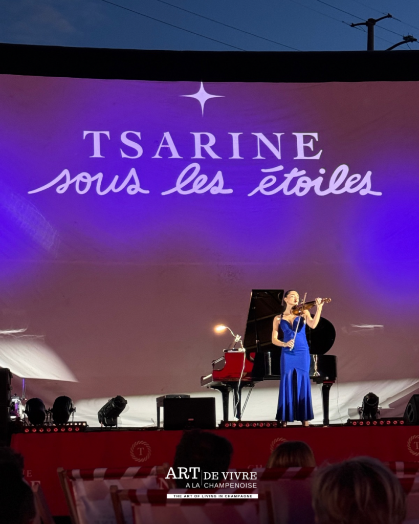 Esther Abrami au violon lors de Tsarine sous les étoiles