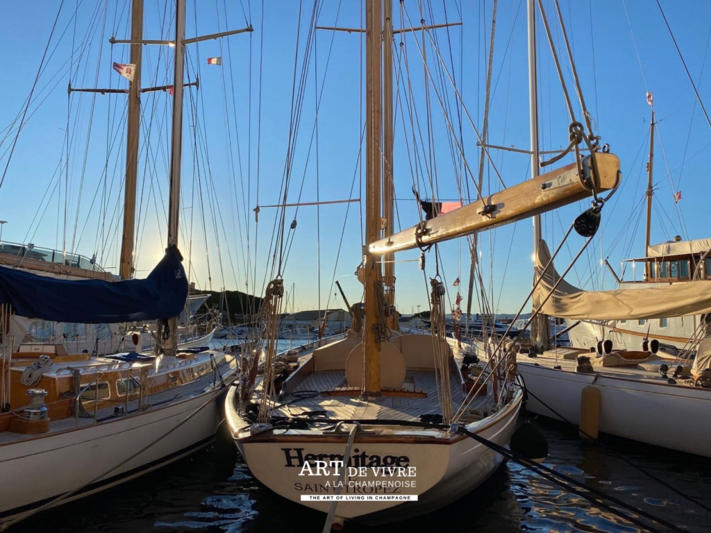 Voiliers classiques dans le port de Saint-Tropez