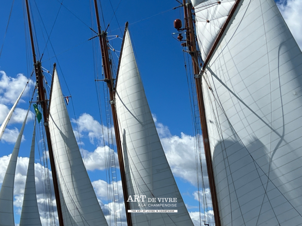 Silhouettes de voiles dans le golfe de Saint-Tropez