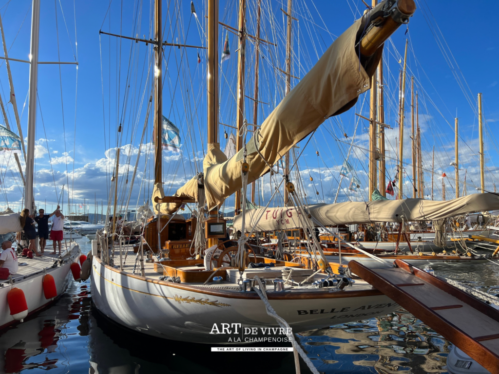 Voilier de tradition dans le port de Saint-Tropez