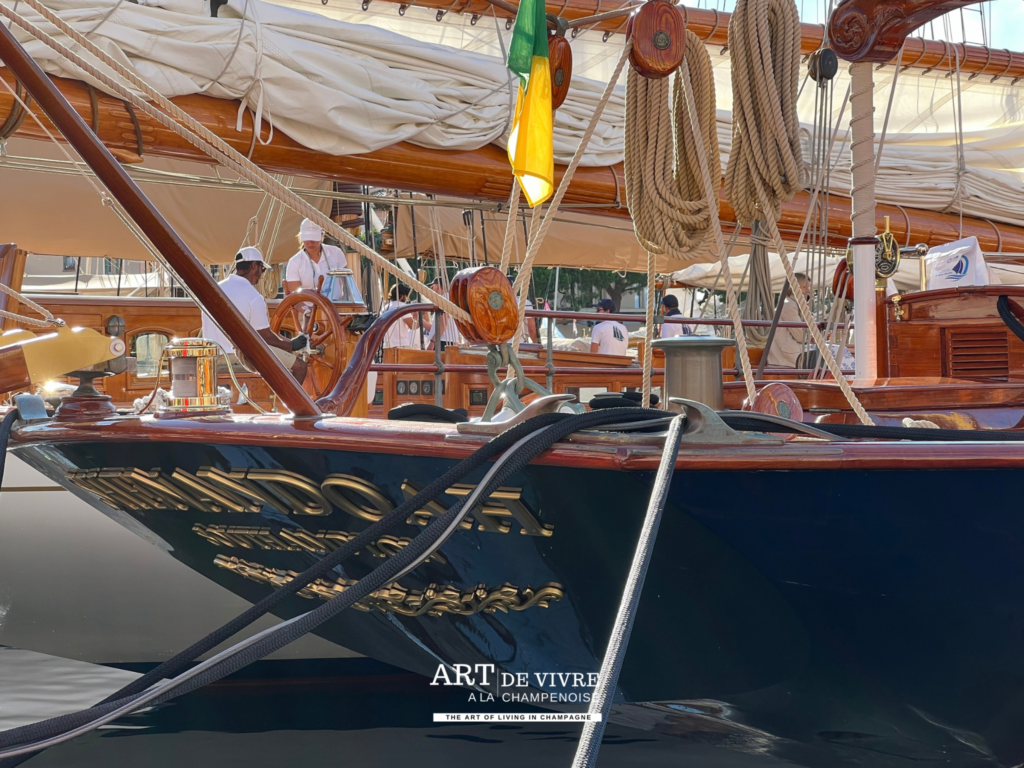 Voiliers classiques amarés au port de Saint-Tropez