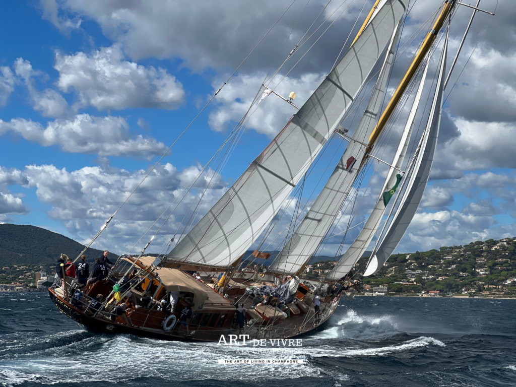 Voiliers classiques en action dans le golfe de Saint-Tropez
