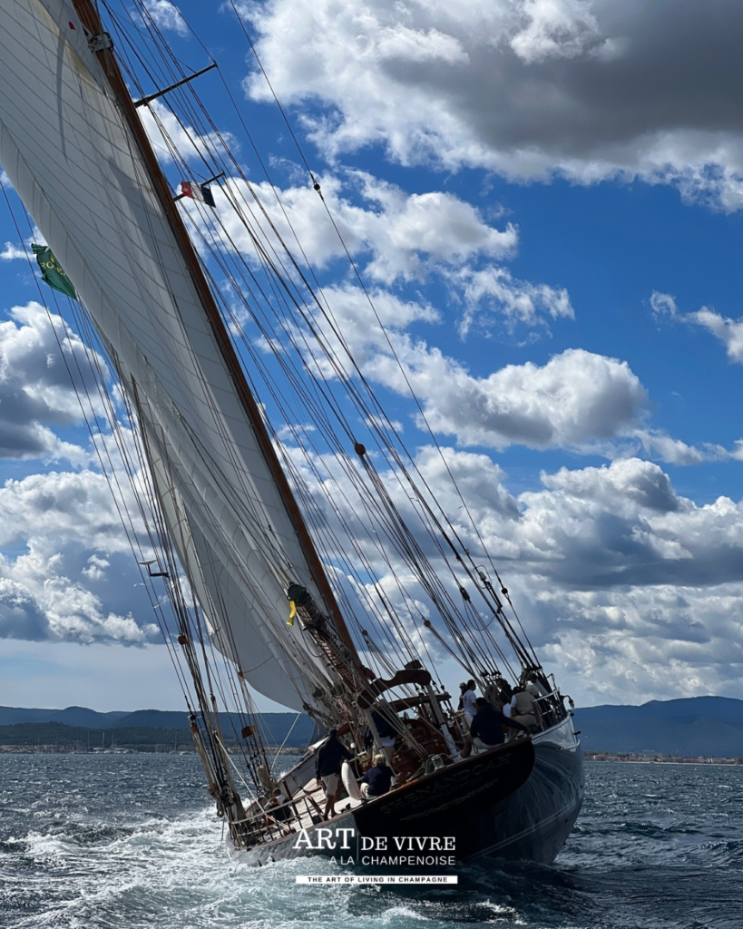 Silhouettes de voiliers dans le golfe de Saint-Tropez
