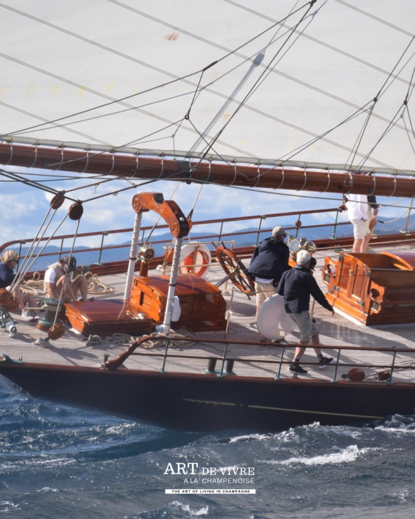 Équipage en régate aux Voiles de Saint-Tropez 2026