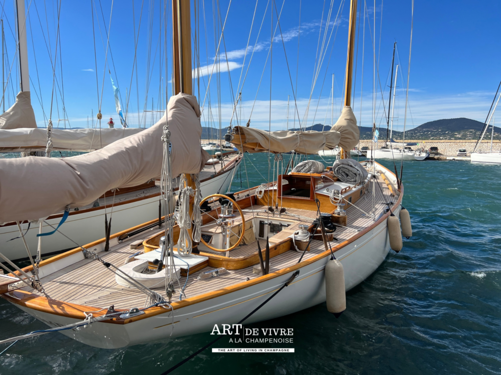 Voiliers classiques et modernes réunis à Saint-Tropez