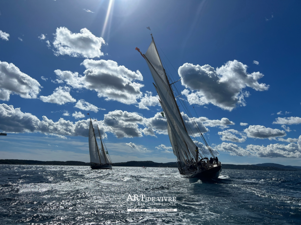 Grand voilier naviguant dans la baie de Pampelonne