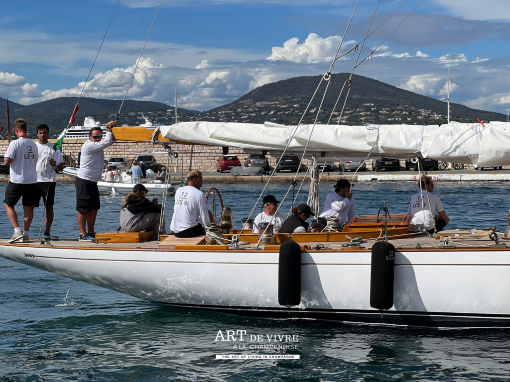 Voilier classique sous voiles dans le golfe tropézien