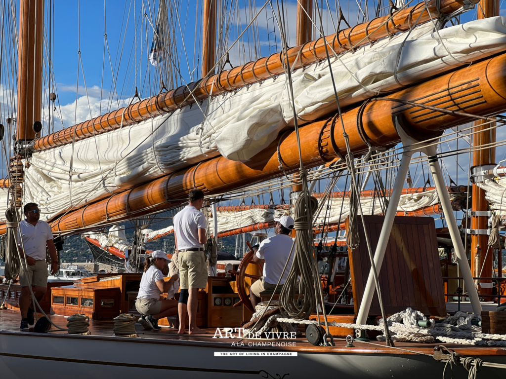 Voilier de tradition à quai dans le port Saint-Tropez