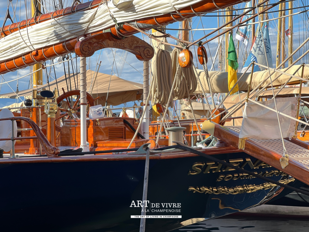 Voiliers classiques amarrés dans le port de Saint-Tropez