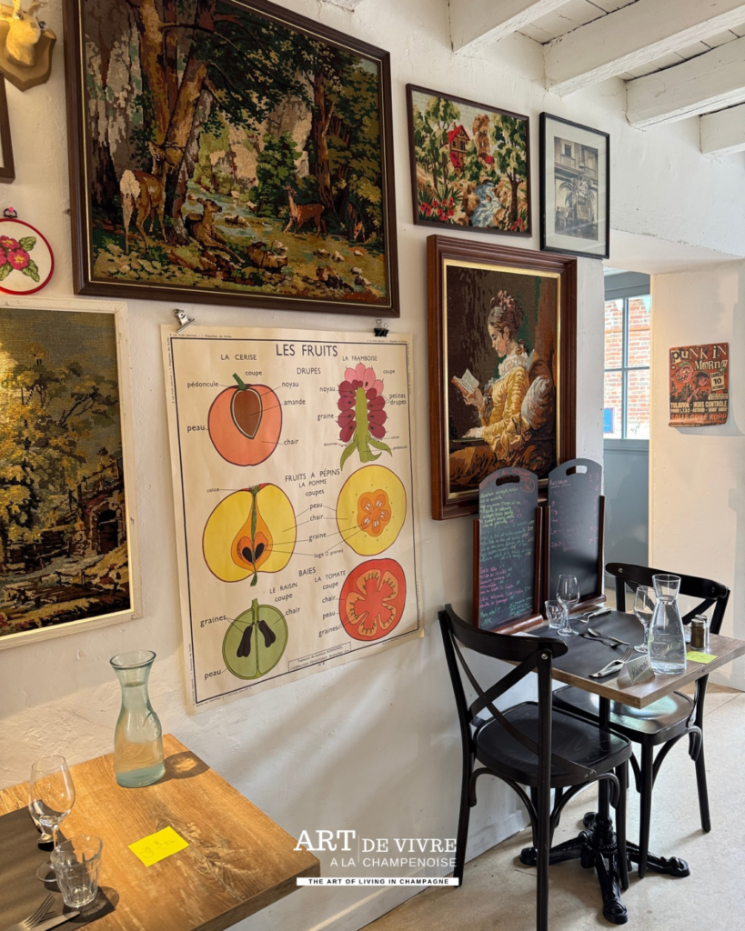 Vieux cadres, cartes et photographies aux murs de Chez L