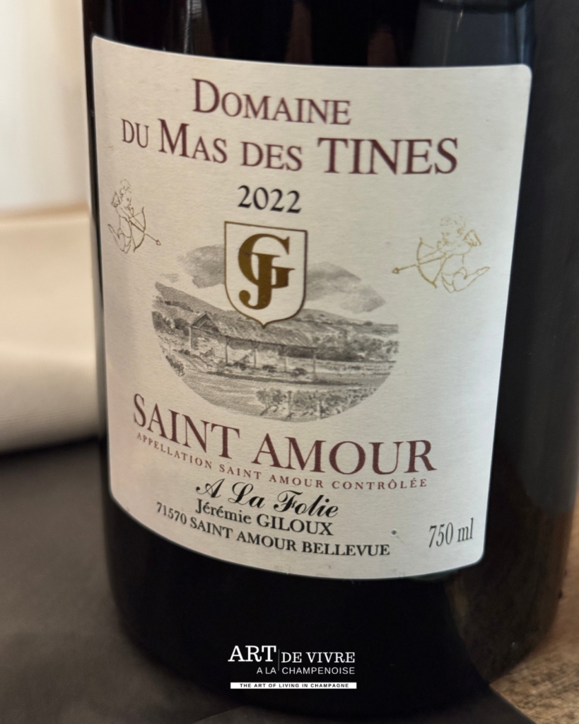 Bouteille de Saint Amour servie au restaurant chez L