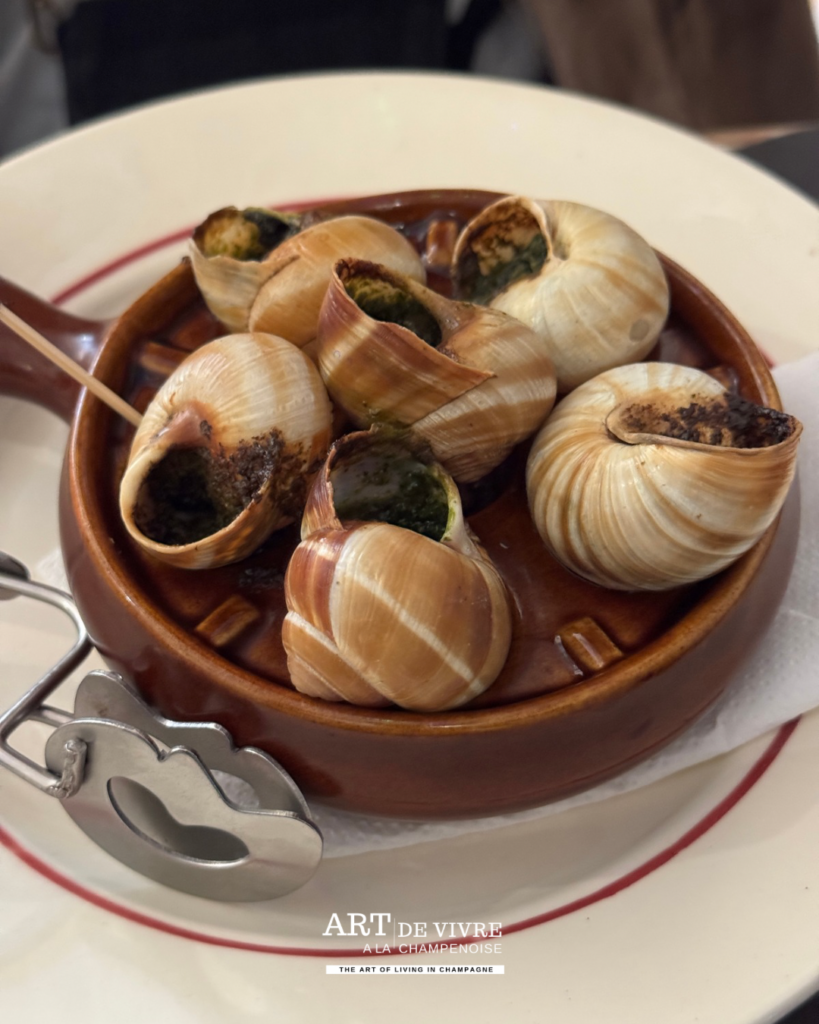 Assiette de six escargots au restaurant Chez L