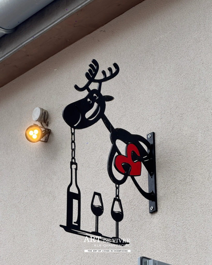 Enseigne humoristique du cerf à 3 pattes à Germaine