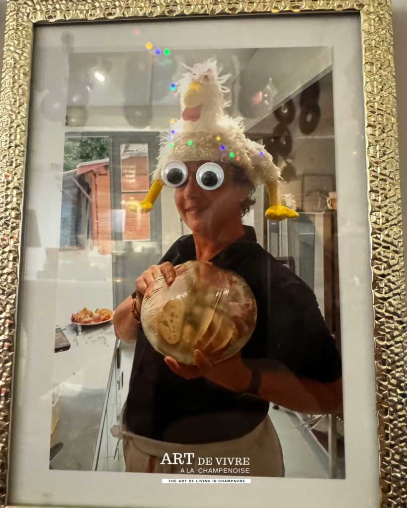 Photos humoristiques et Vieux cadres accrochés au mur du restaurant Chez L