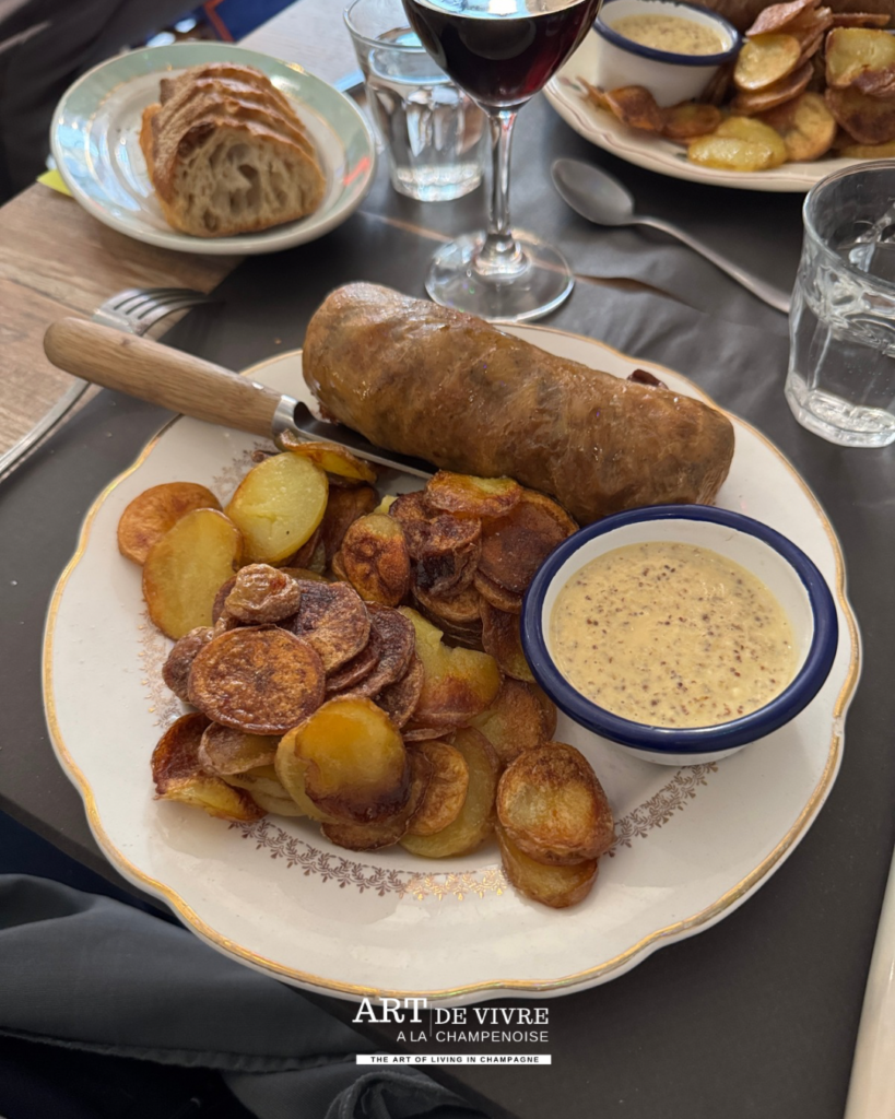 Andouillette de veau et frites servies chez L