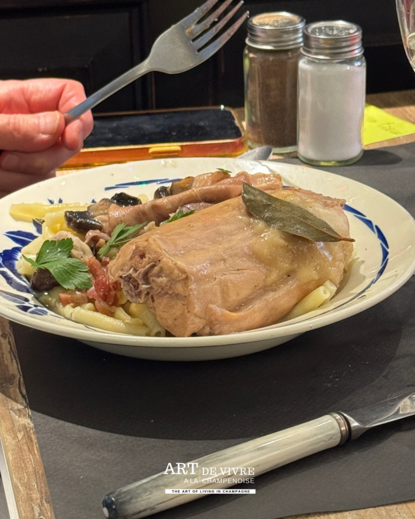 Plat du jour servi dans une assiette dépareillée chez L