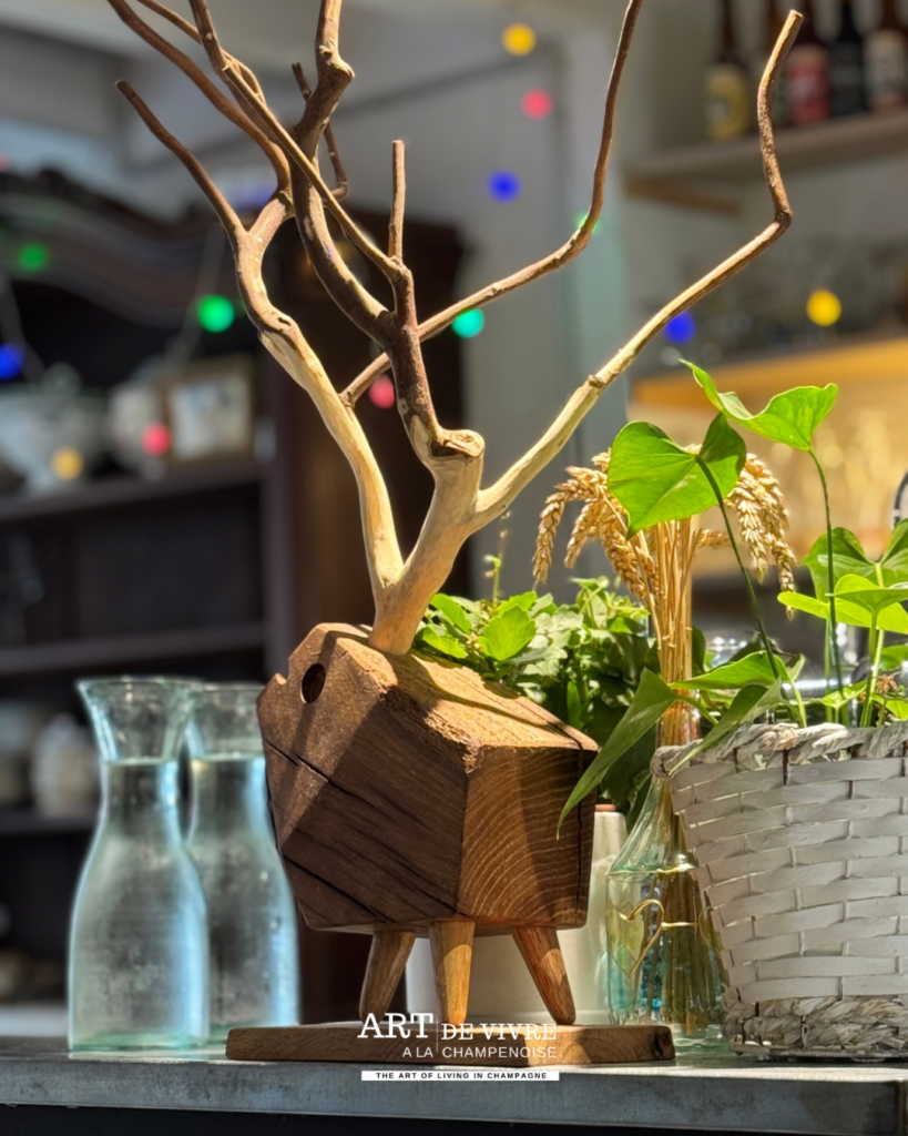 Décoration en bois au cerf à 3 pattes à Germaine