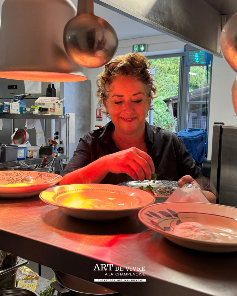 Lorene en cuisine au restaurant Chez L
