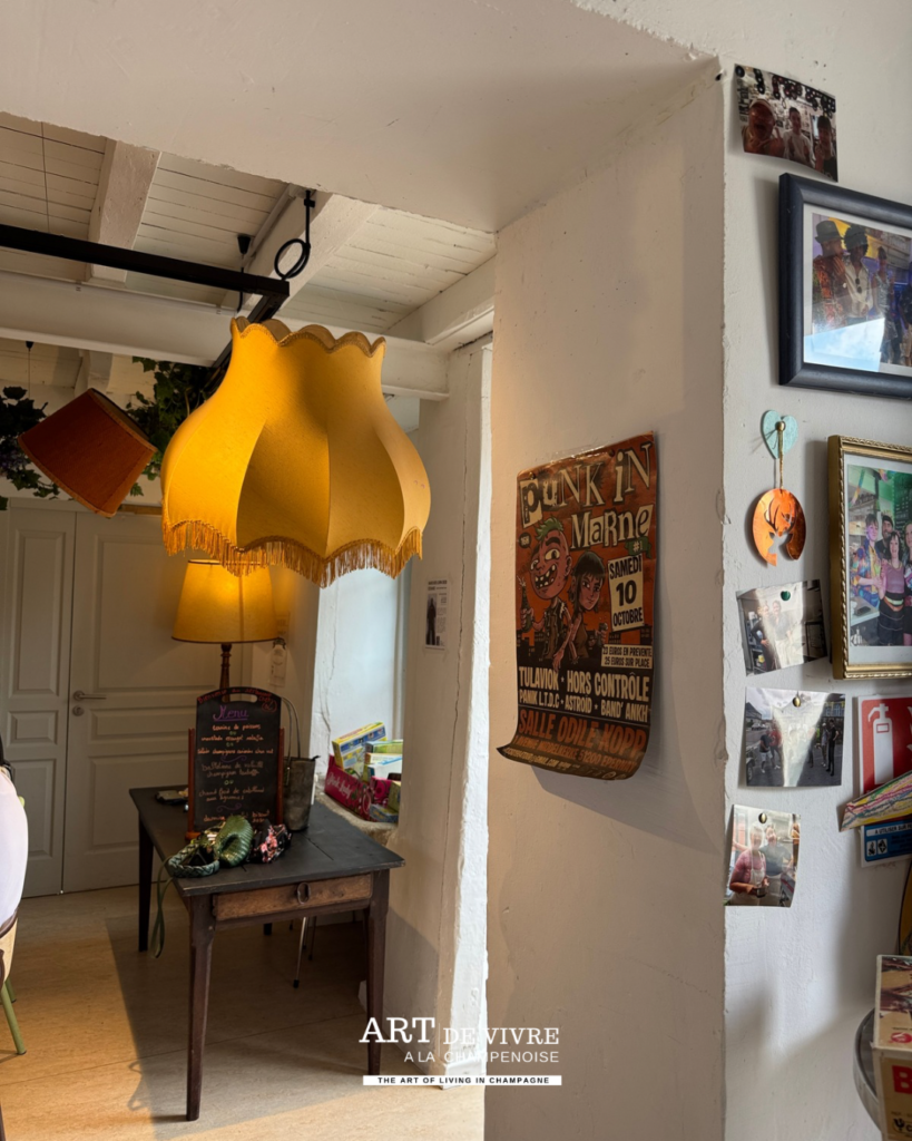 Lampes, Vieux cadres et photographies aux murs de Chez L