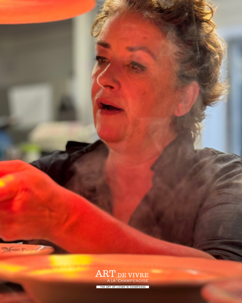 Lorene en action en cuisine au restaurant chez L à Germaine