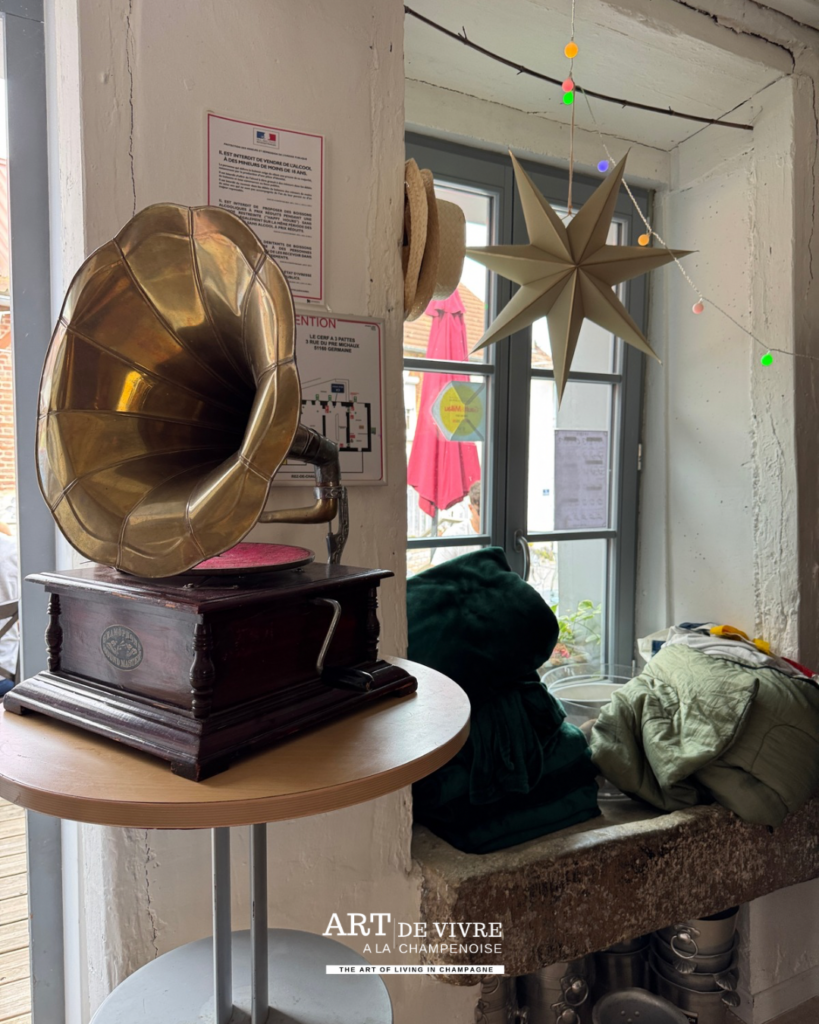 Phonographe en décoration au restaurant Chez L à Germaine