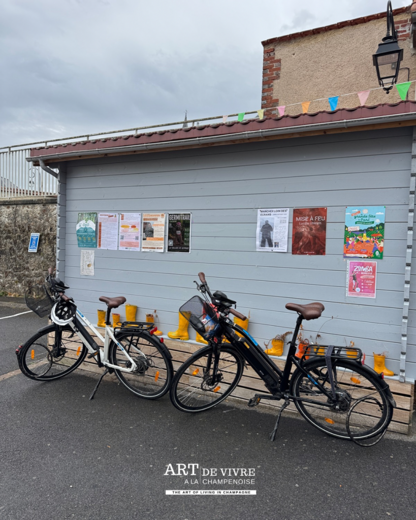 Vélos pour randonnée devant le restaurant chez L