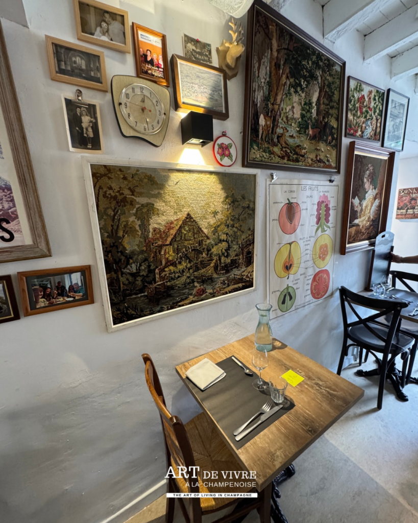 Vieux cadres et photographies aux murs de Chez L