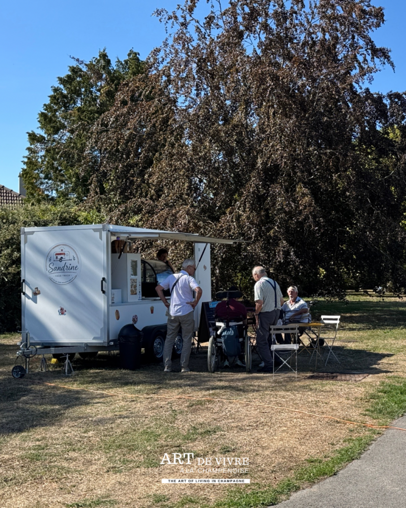 familles et promeneurs au petit port de Sillery Food Truck de Sandrine