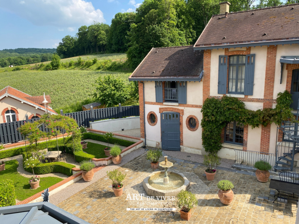 la cour du somaine du chalet avec vue sur les vignes