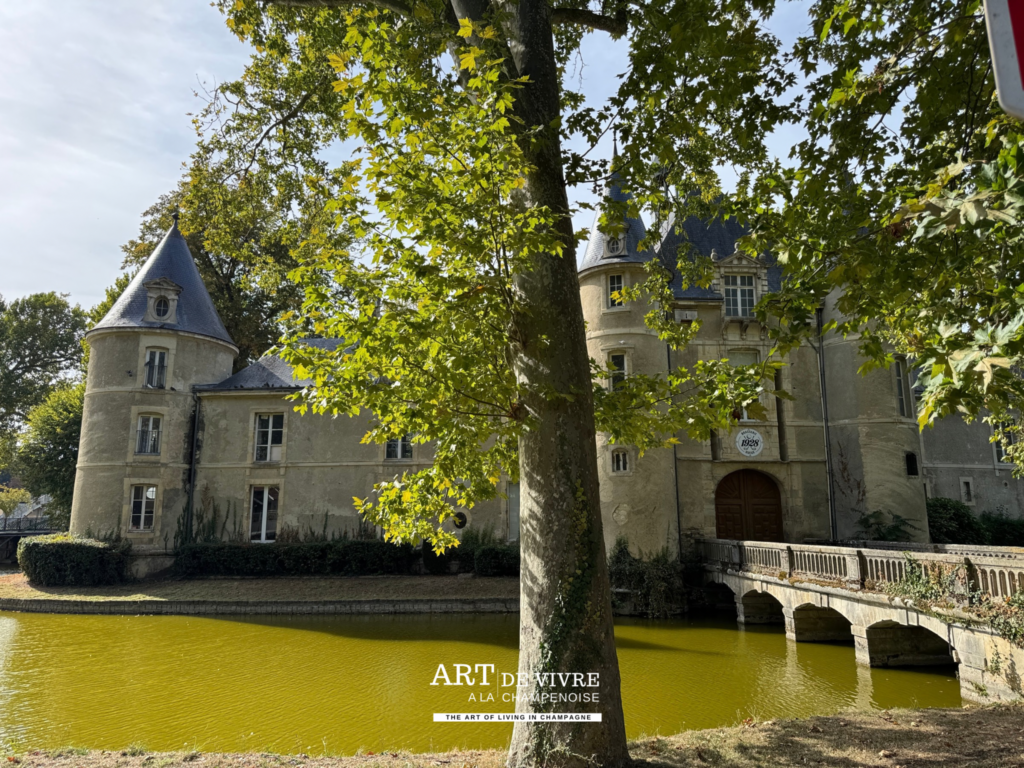 Le Château des Dames de France au Golf de Reims et son pont à Gueux près de Reims