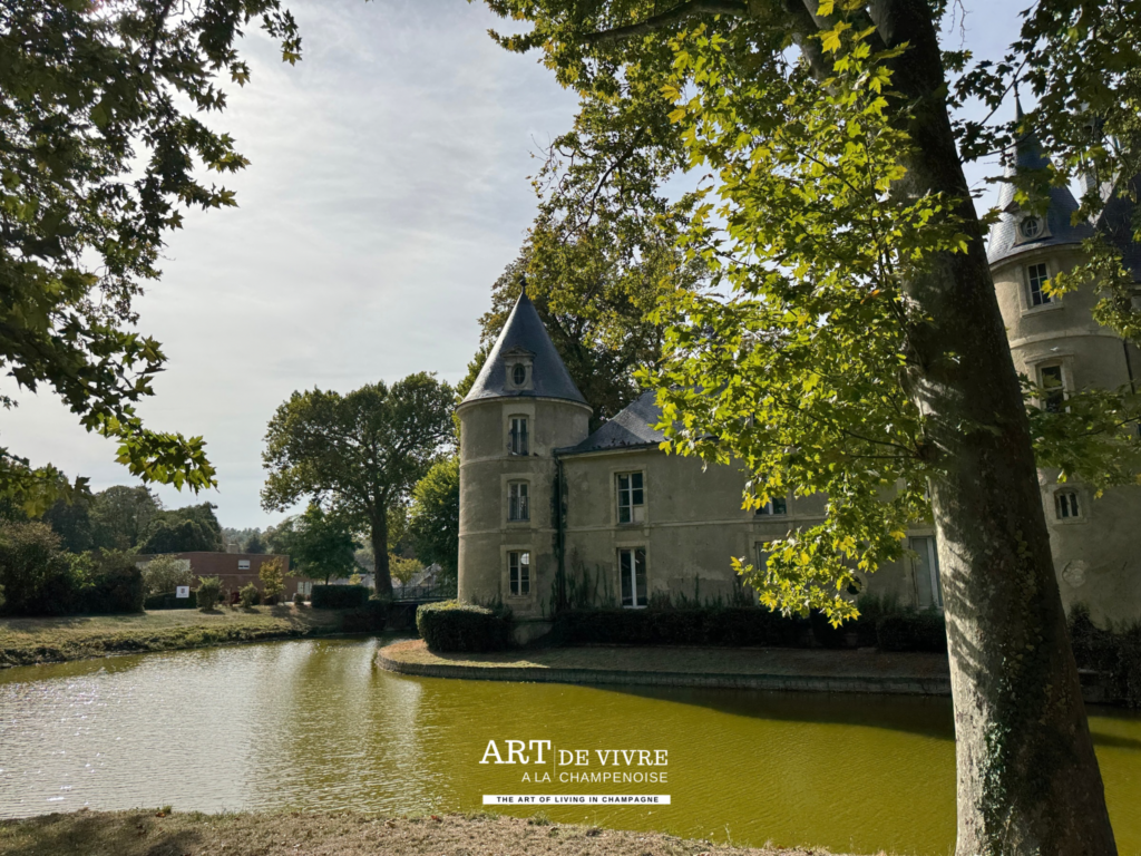 Château des Dames de France au Golf de Reims entouré d'eau