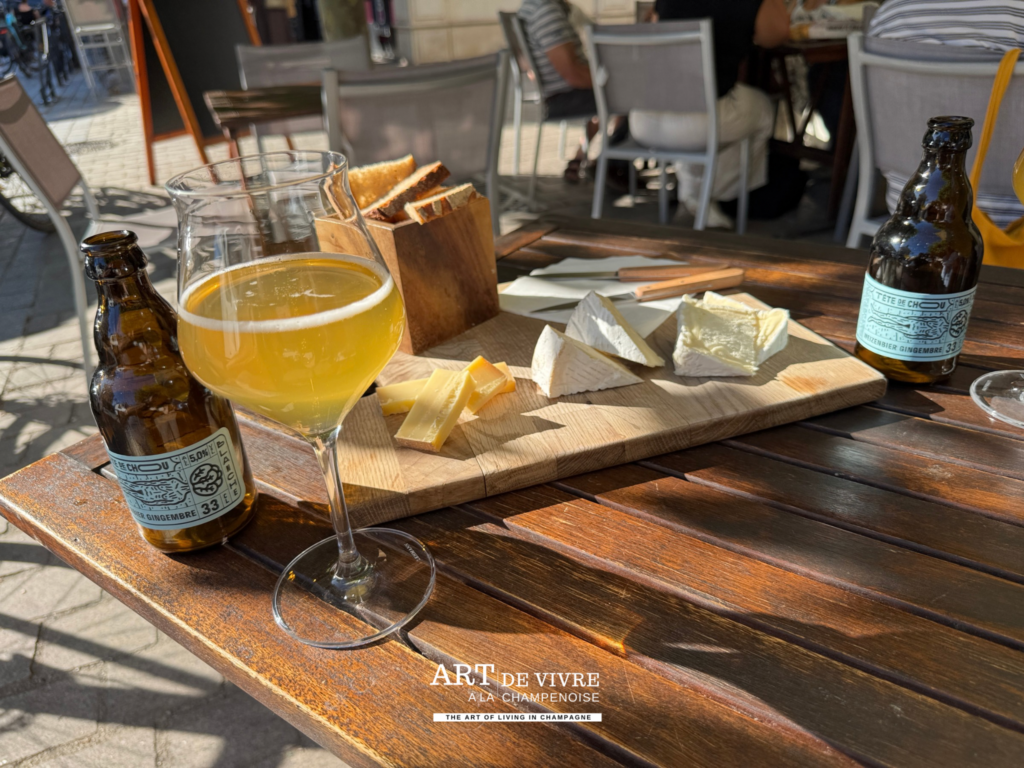 Planche de fromages et bière Tête de Chou sur la terrasse de La Frigousse en fin de journée