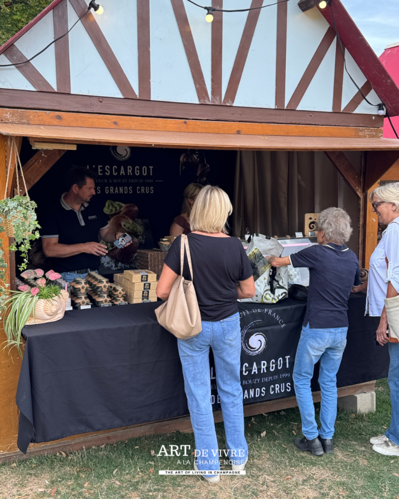 Producteur d'escargots expliquant son métier aux visiteurs
