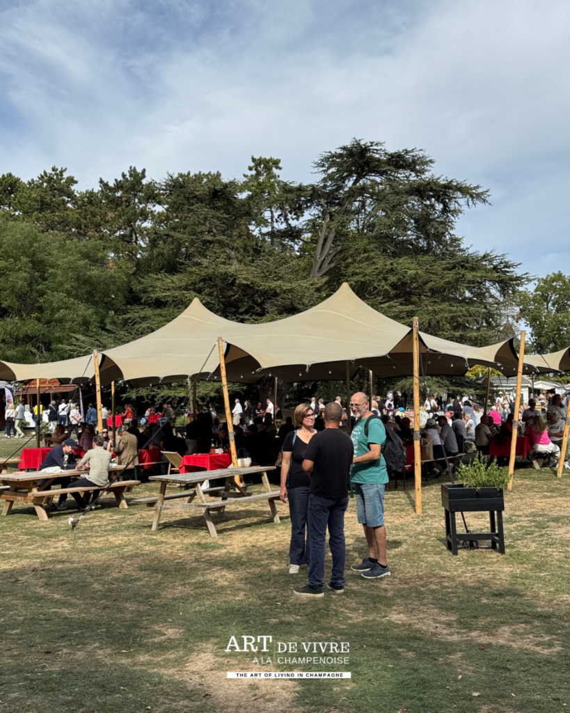 Espace de restauration du marché aux Crayères