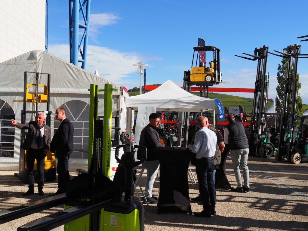 Exposants à l'extérieur des 2 halles de Viti Vini