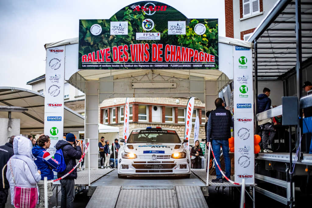 Voiture et équipage sur le podium du rallye des vins de champagne à Damery 