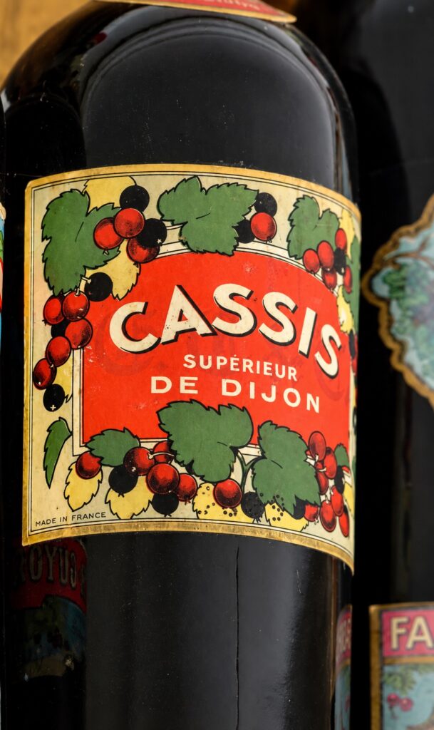 Bouteille ancienne et décor de feuilles de cassis