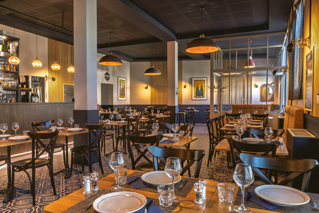 Salle du bistrot L’Atelier d’Étoges