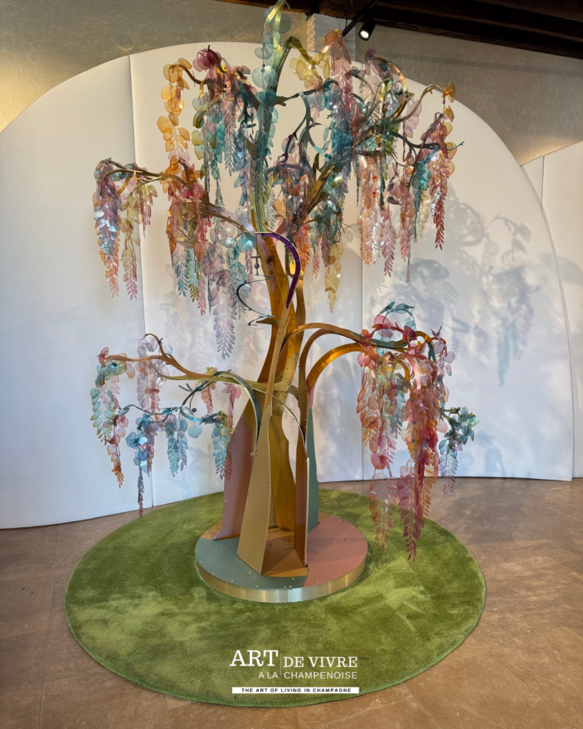 Œuvre florale exposée dans le Cellier Belle Époque