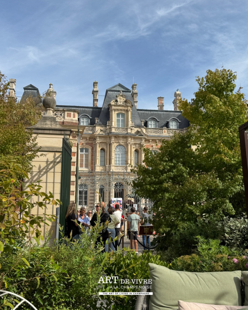 Vue sur le musée depuis le jardin paysagé Perrier-Jouët