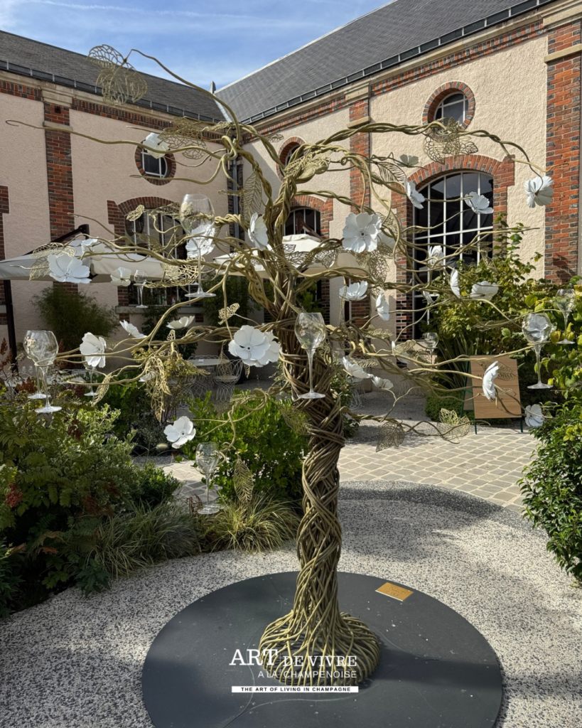 Œuvre support de verres exposée dans le jardin du Cellier Belle Époque
