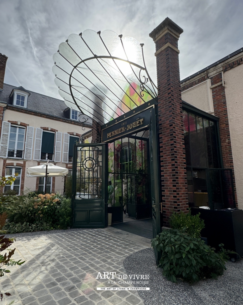 Verrière entrée cellier Perrier-Jouët d’inspiration Art nouveau