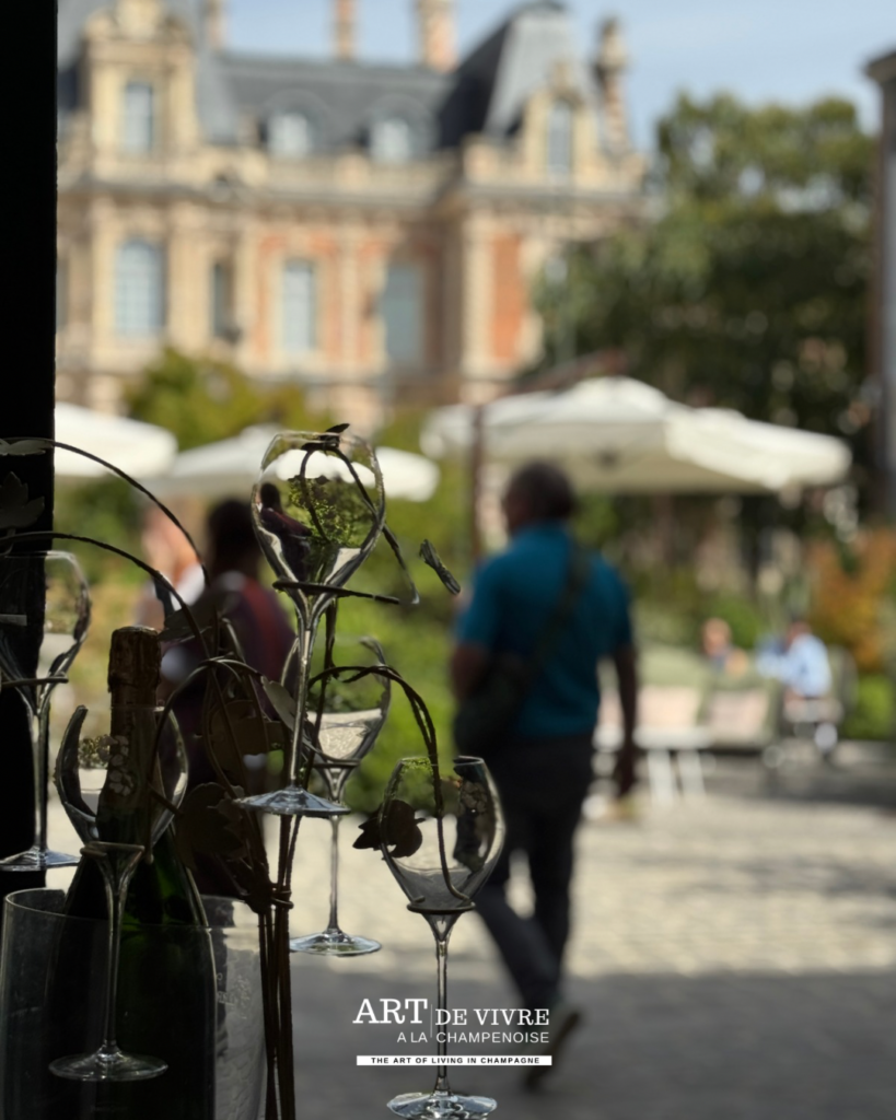 Vue sur le musée depuis l"entrée du Cellier Perrier-Jouët