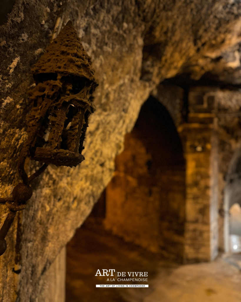 lanterne et passage dans les caves du champagne gosset