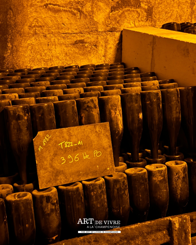 Bouteilles sur pointe dans les caves du champagne gosset à Epernay